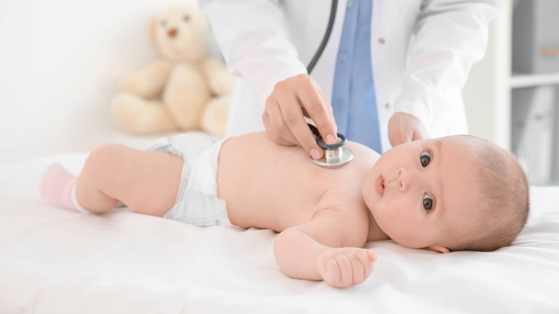 un bebe siendo atendido en la consulta del medico porque posiblemente tiene faringitis un bebe siendo atendido en la consulta del medico porque posiblemente tiene faringitis