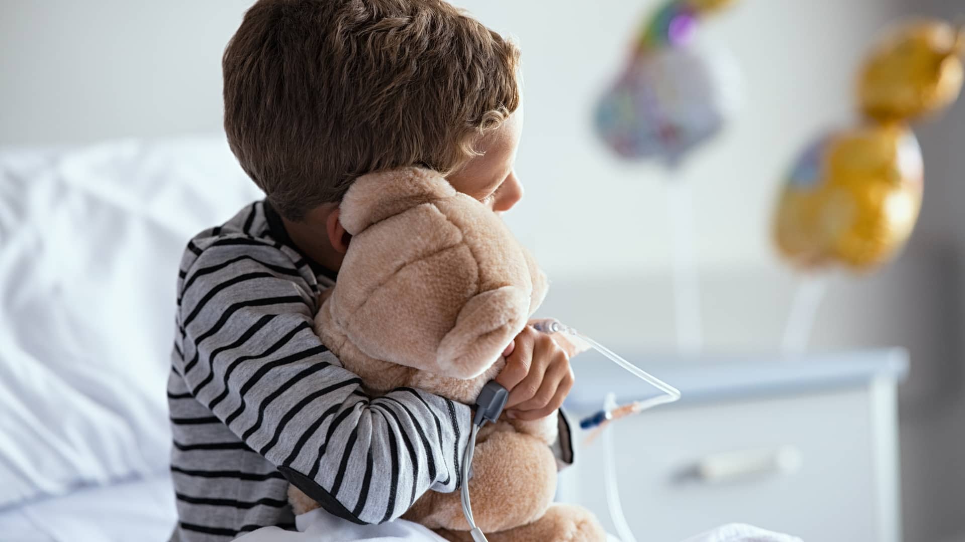 niño de unos 4 años en el hospital al que acaban de operar de fimosis niño de unos 4 años en el hospital al que acaban de operar de fimosis