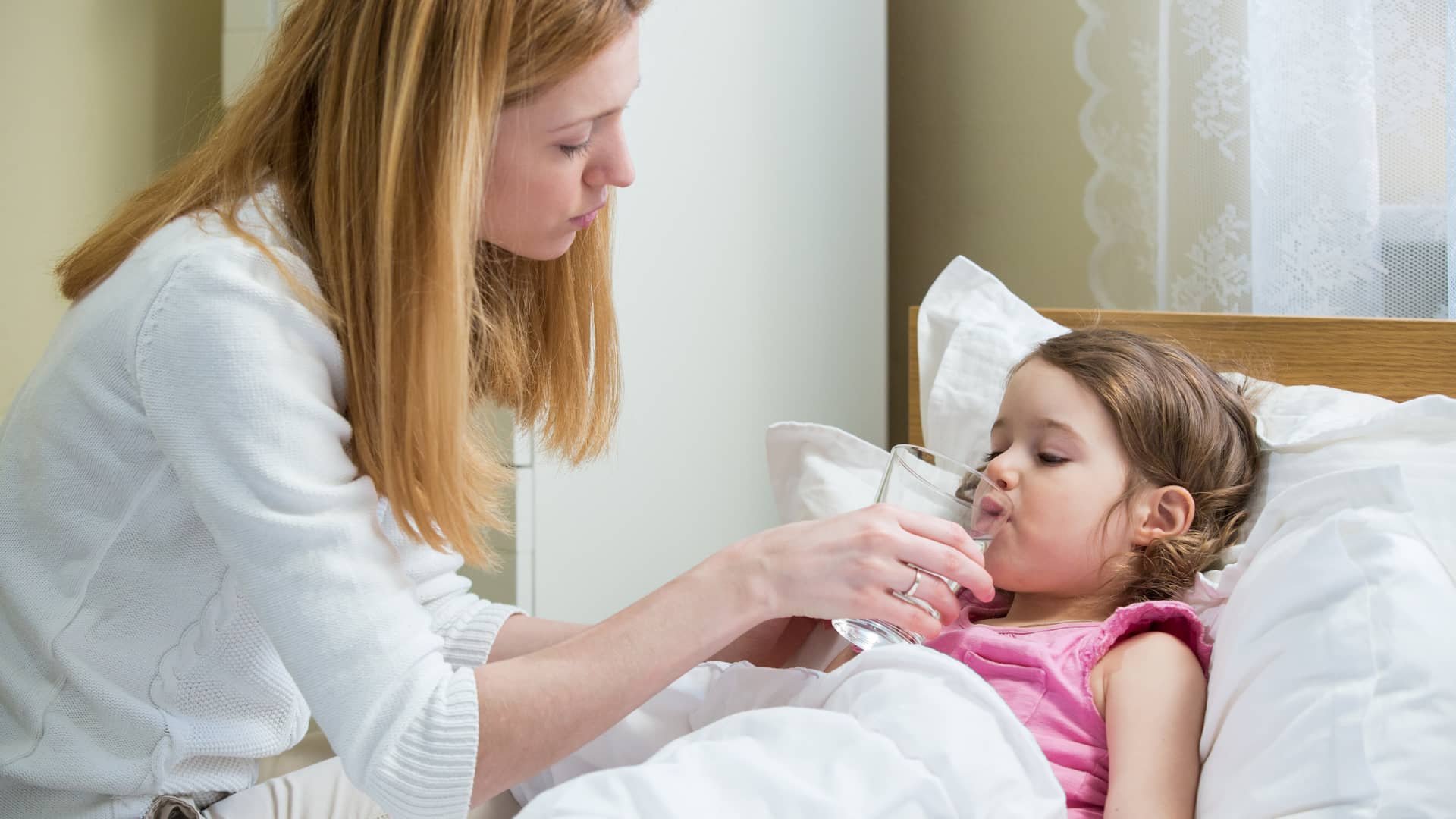 mama dandole agua de beber a su hija con gastroenteritis en la cama para que no empeore la patologia mama dandole agua de beber a su hija con gastroenteritis en la cama para que no empeore la patologia