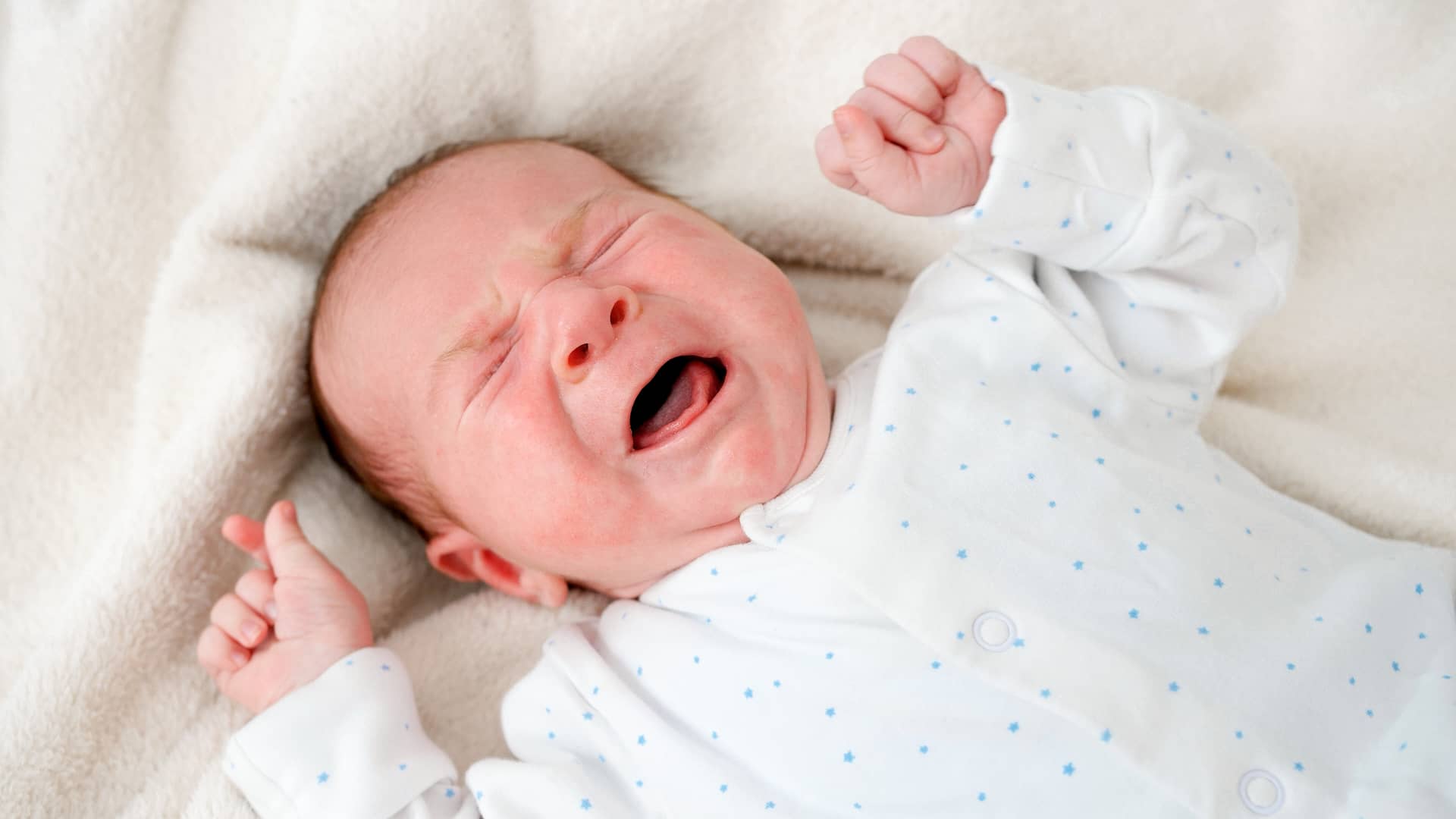 retrato de un bebe llorando por el malestar que le genera la posible meningitis que padece retrato de un bebe llorando por el malestar que le genera la posible meningitis que padece