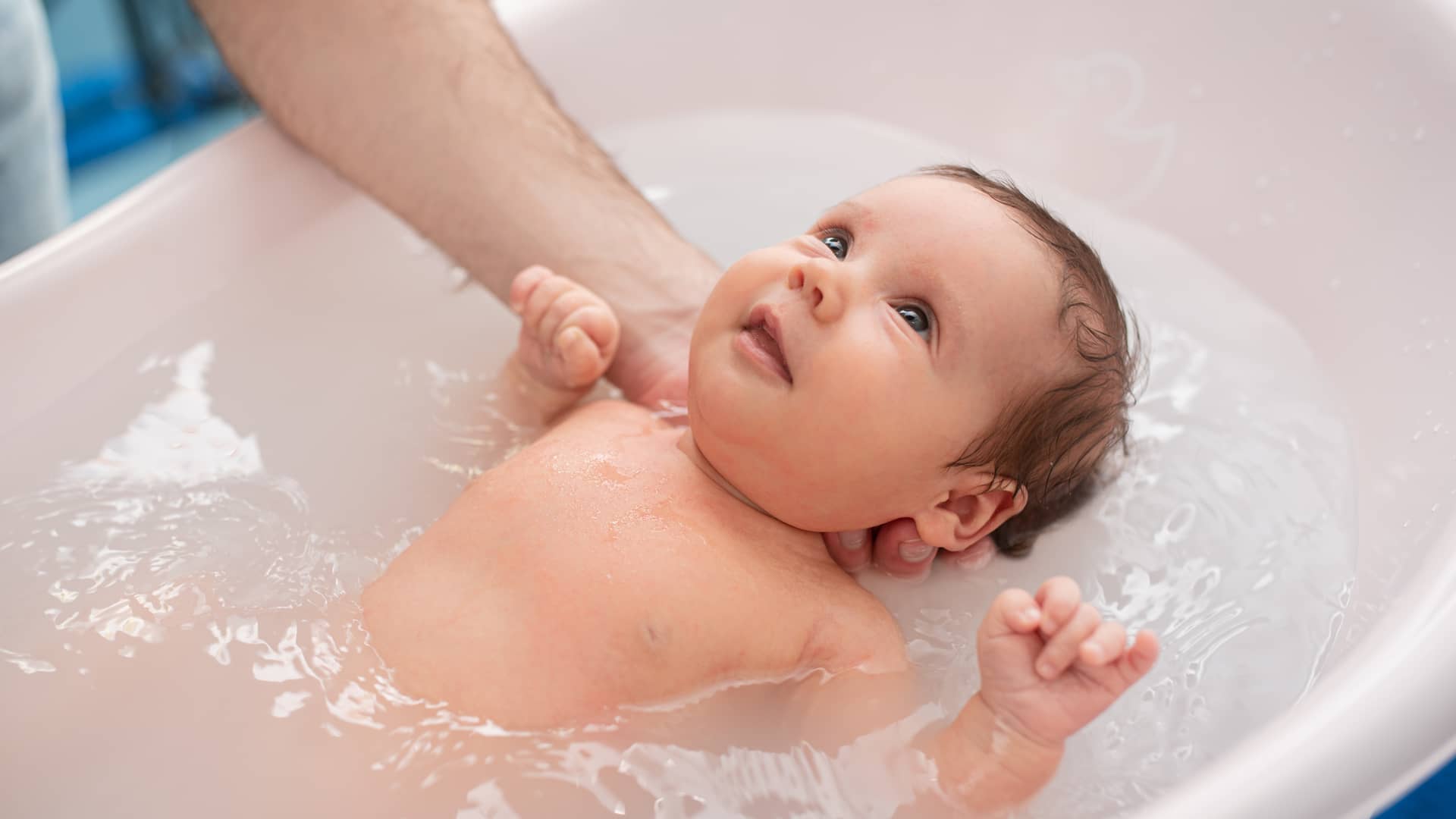 Bebé en la hora del baño sonriente en la bañera