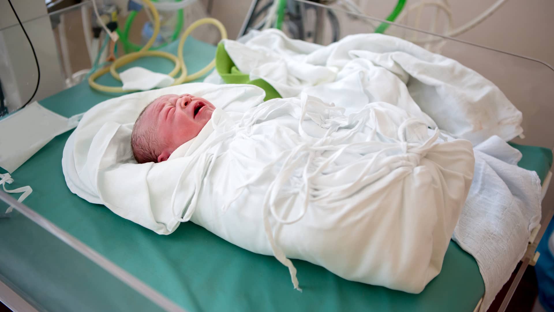 Bebé recién nacido en el hospital que acaba de ser sometido al test de apgar