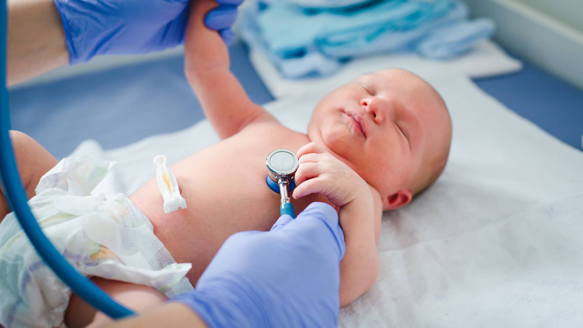 Recién nacido teniendo su revisión con el médico en sus primeros días de vida Recién nacido teniendo su revisión con el médico en sus primeros días de vida