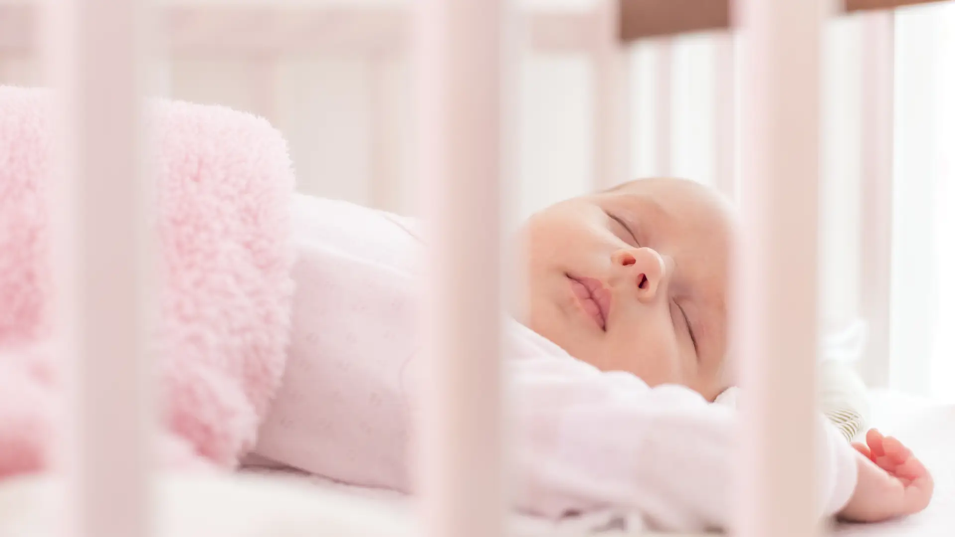 Una bebé dormida en la cuna que tiene sueño autónomo