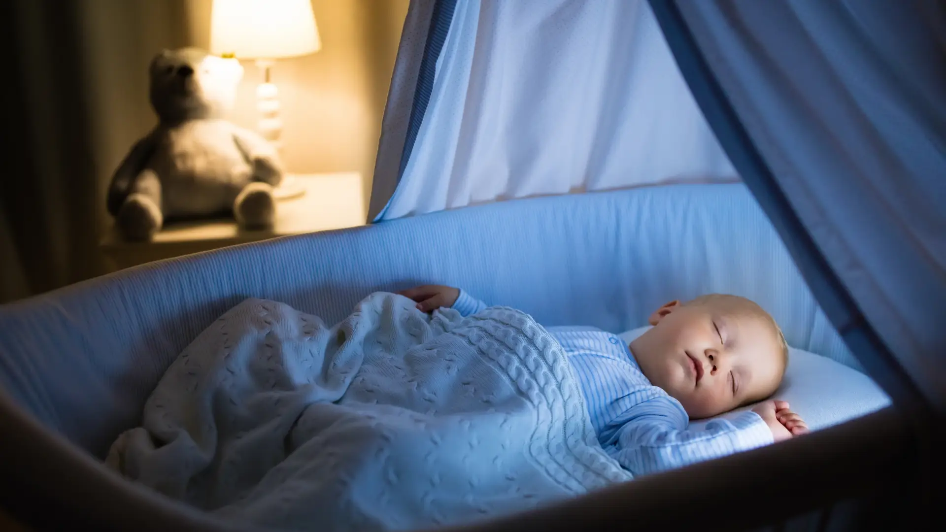 Un bebé dormido en la cuna que representa las ventanas del sueño Un bebé dormido en la cuna que representa las ventanas del sueño