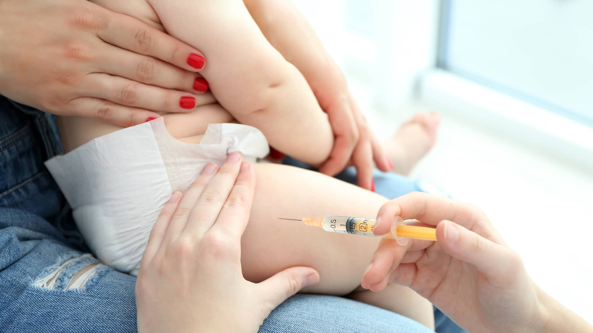 niña de 11 meses a la que le estan administrando sus vacunas