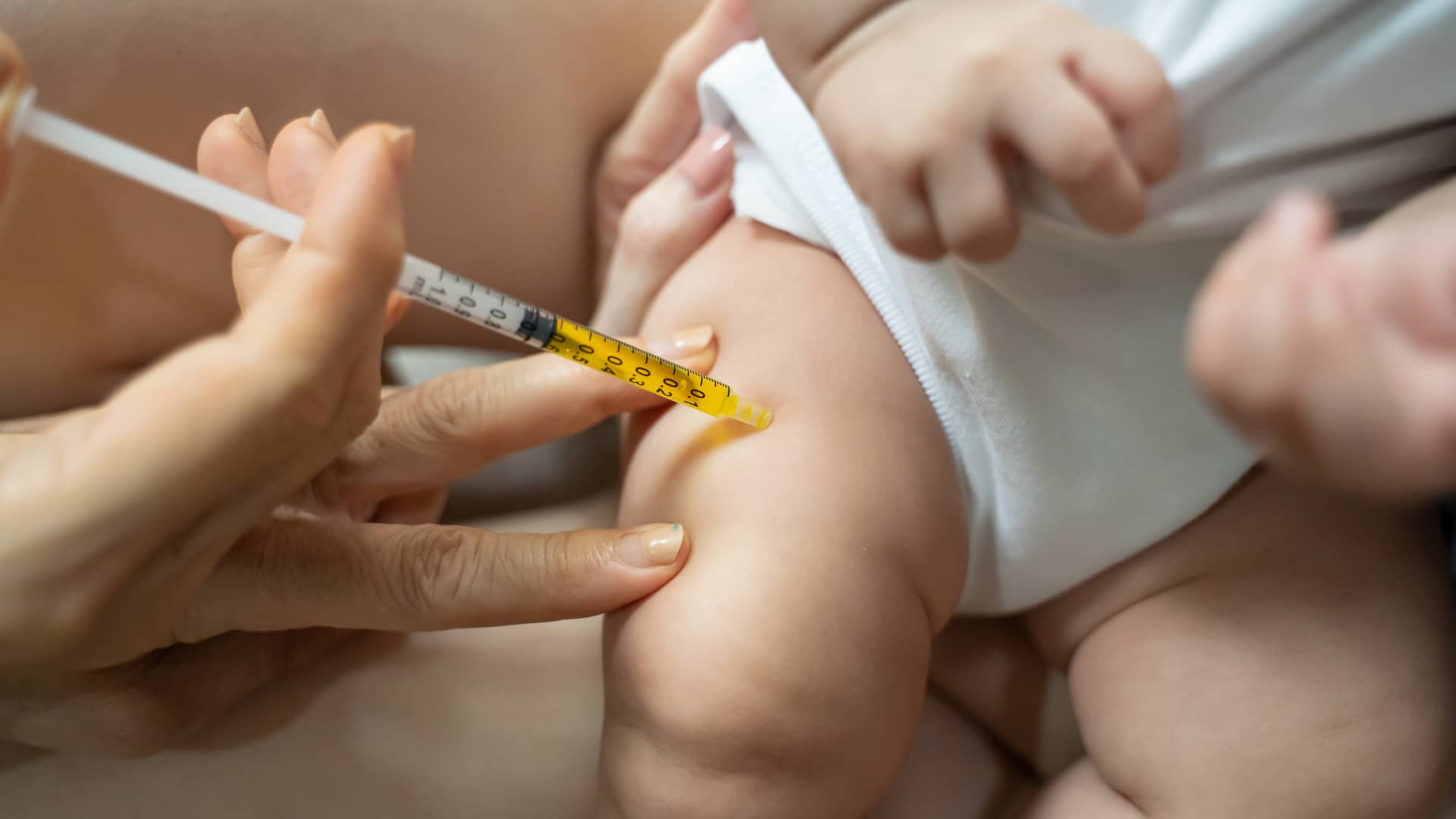 niño de 12 meses recibiendo sus vacunas de un año