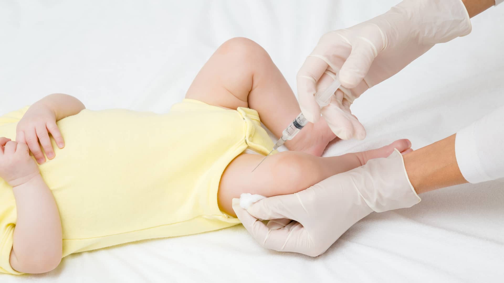 niño de 2 meses recibiendo las vacunas