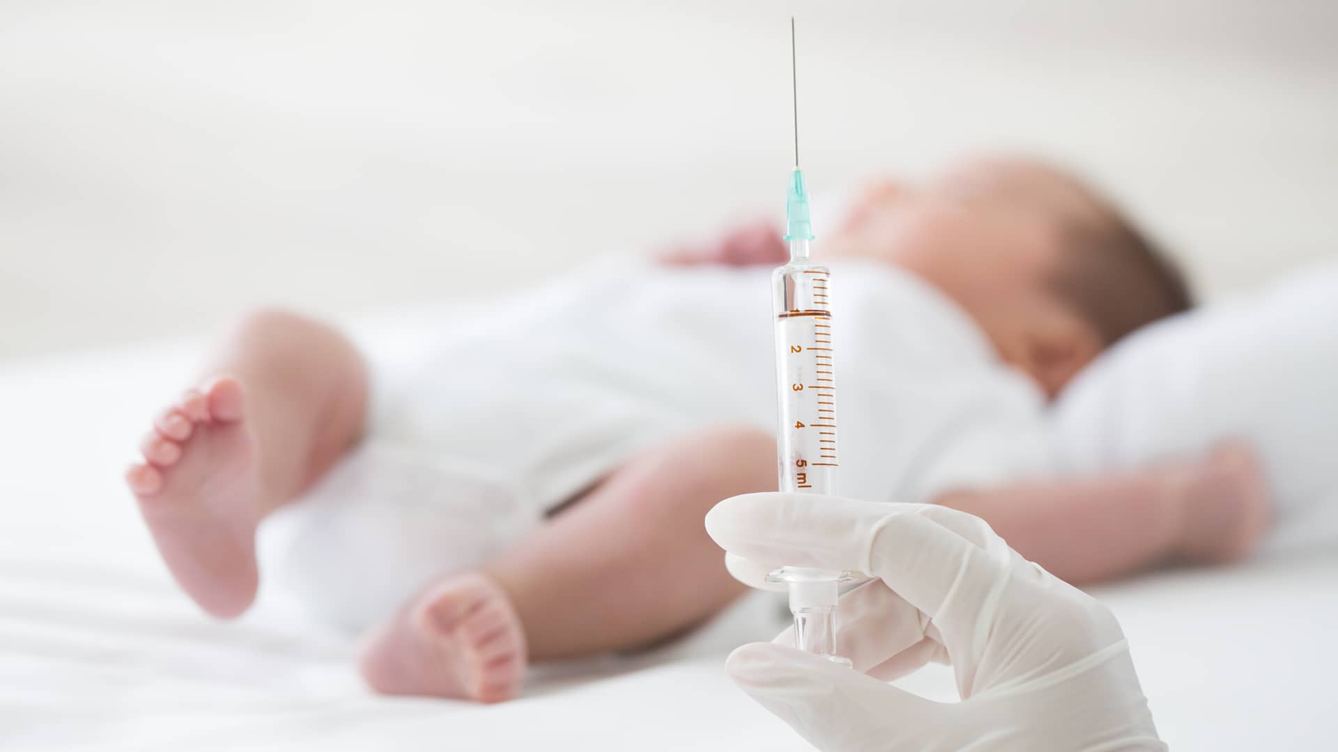 niño de 5 meses al que le estan poniendo la vacuna