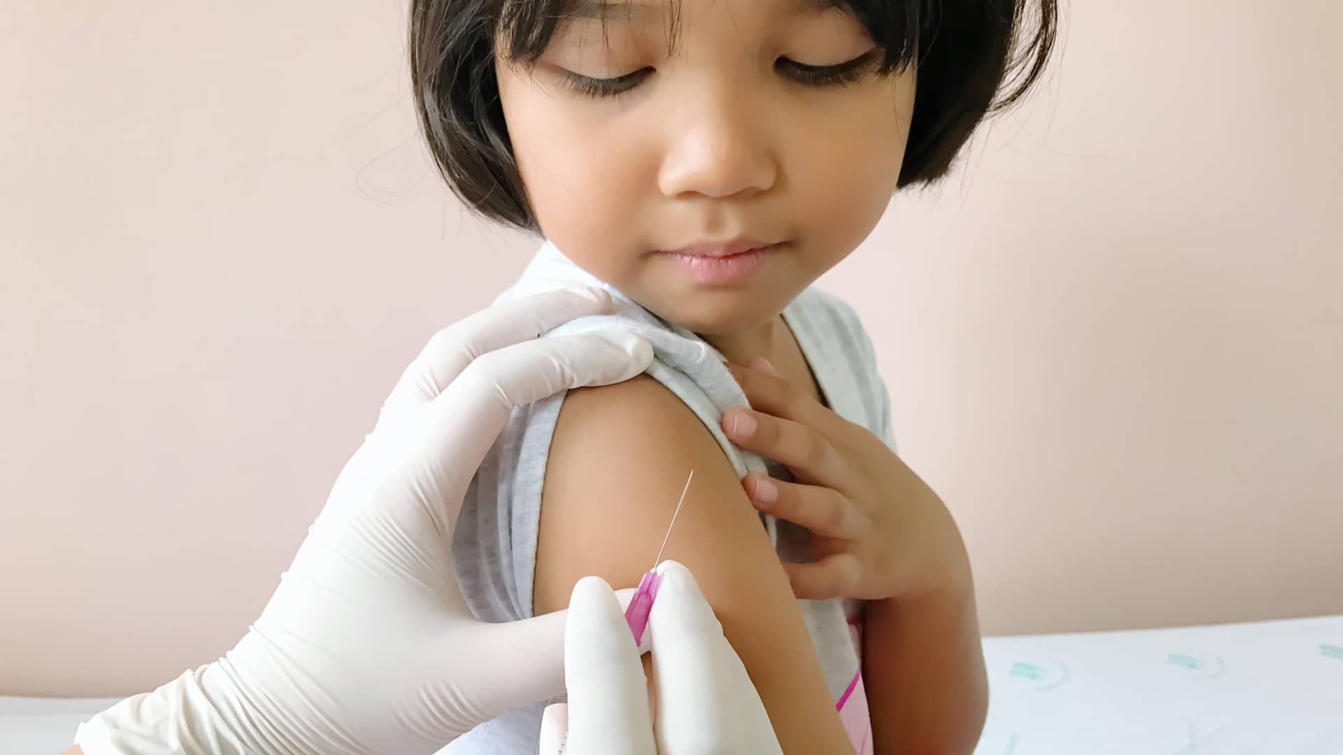 niña de 6 años recibiendo sus vacunas